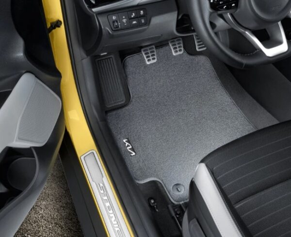 H8143ADE61-600x488-1.jpg Kia Stonic 2017-Present Tailored Carpet Mats - Image 1